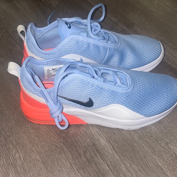 Nike Shoes - Nike Air Max Motion 2